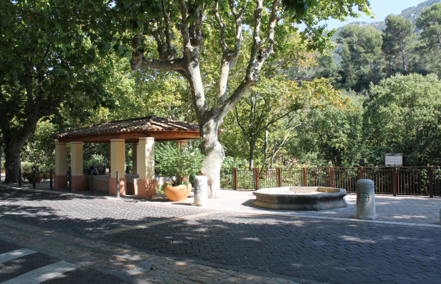 Lavoir et fontaine au Revest-les-Eaux